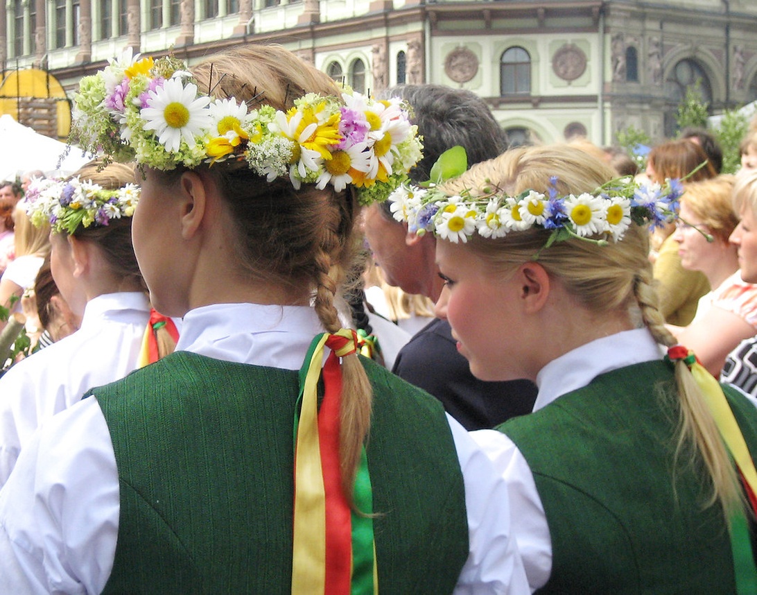 Blommande midsommartraditioner – från blomsterkransar till festlekar Image